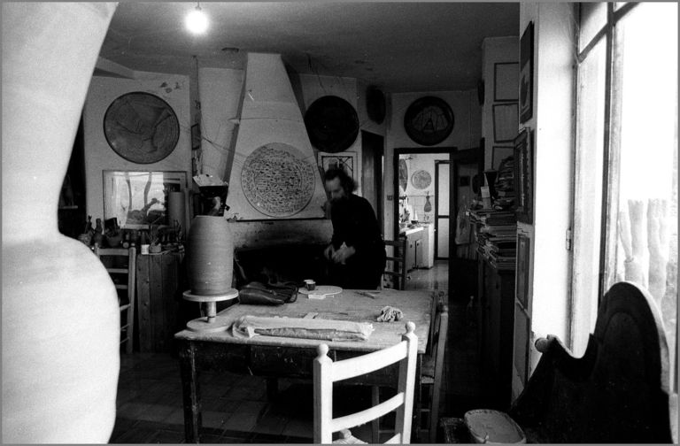 Ugo Marano nel suo studio di vasaio a Vietri 1995 photo di Giuliano Longone Quando la ceramica si fa arte. Addio al grande Ugo Marano. E domani, su Artribune Television, un video in memoria del maestro campano