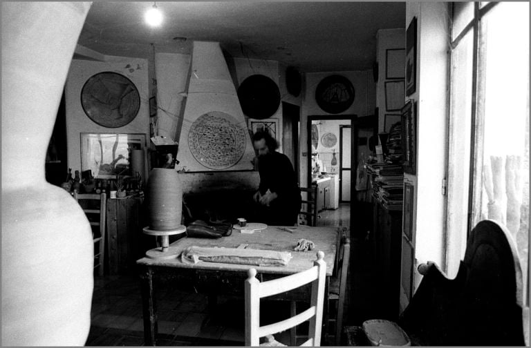 Ugo Marano nel suo studio di vasaio a Vietri 1995 photo di Giuliano Longone Quando la ceramica si fa arte. Addio al grande Ugo Marano. E domani, su Artribune Television, un video in memoria del maestro campano