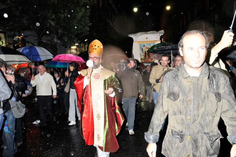 Un momento della performance 1 Giobbe Covatta, San Gennaro e il miracolo della munnezza. È a Napoli la nuova tappa della Rebellio Patroni di Paolo Consorti