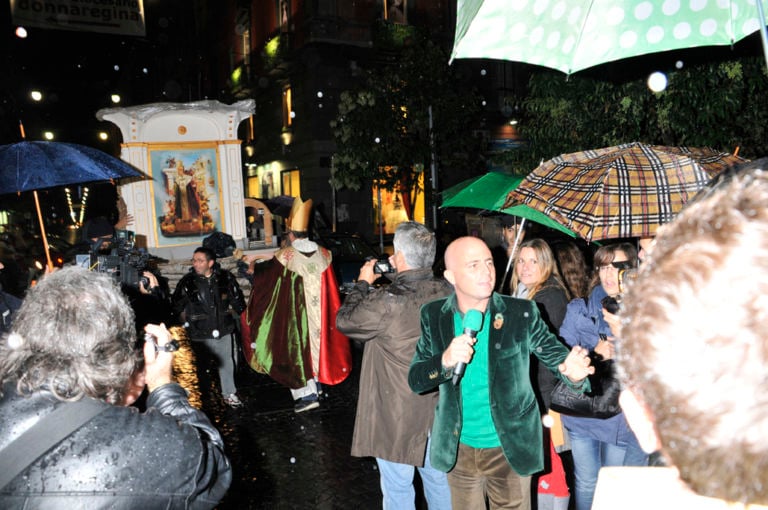 Un momento della performance 3 Giobbe Covatta, San Gennaro e il miracolo della munnezza. È a Napoli la nuova tappa della Rebellio Patroni di Paolo Consorti