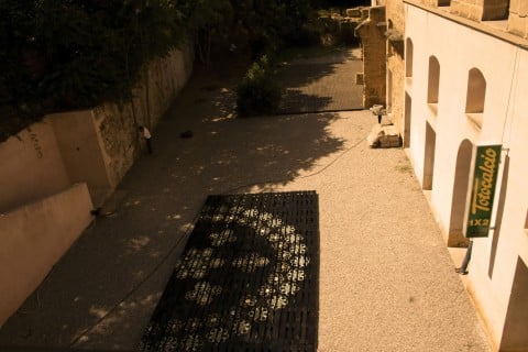 Una veduta dallalto del giardino di Riso con uninstallazione di Flavio Favelli per Sotto quale cielo foto Mariangela Insana A Palermo il museo più ricco d’Italia?