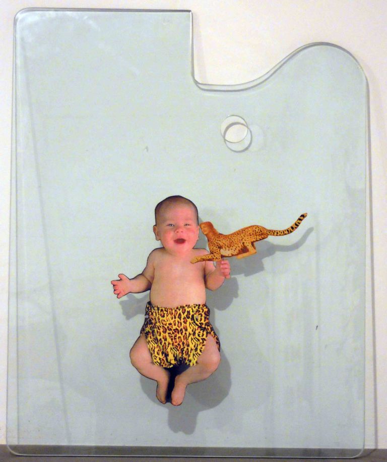 Vettor Pisani Collage senza titolo lastravetro 1980 66x100cm bambino Una storia “padana”. Dopo Alessandria e Bergamo, la galleria Studio Vigato apre le terza sede a Milano. Cerimoniere Vettor Pisani