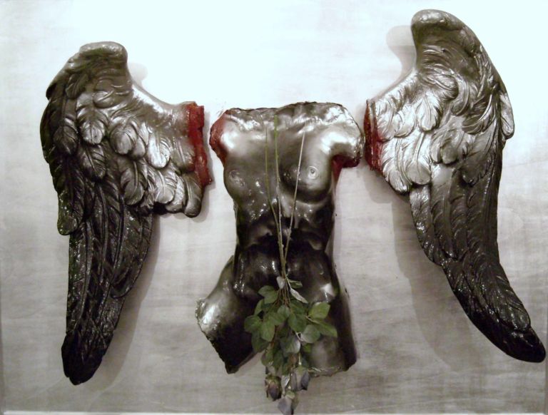 Vettor Pisani Langelo dellApocalisse scultura a parete 2008 160x200cm Una storia “padana”. Dopo Alessandria e Bergamo, la galleria Studio Vigato apre le terza sede a Milano. Cerimoniere Vettor Pisani