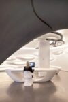 Zaha Hadid Showroom Roca Londra 4 Toilette griffata Zaha. Fra un Riba Award e l’altro, la grande Hadid trova il tempo per lavorare allo showroom di un’azienda di bagni. Una gallery da non perdere…