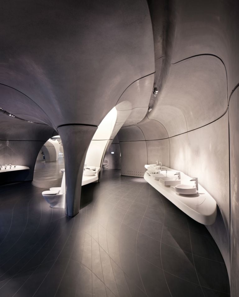 Zaha Hadid Showroom Roca Londra 5 Toilette griffata Zaha. Fra un Riba Award e l’altro, la grande Hadid trova il tempo per lavorare allo showroom di un’azienda di bagni. Una gallery da non perdere…