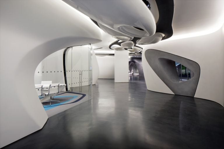 Zaha Hadid Showroom Roca Londra 6 Toilette griffata Zaha. Fra un Riba Award e l’altro, la grande Hadid trova il tempo per lavorare allo showroom di un’azienda di bagni. Una gallery da non perdere…