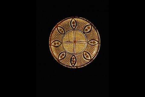 large 9th century Abbasid lustre bowl with geometric and stylised vegetal decoration from Iraq Dopo l’estremo Oriente, è il turno del Medioriente: successo da Sotheby’s Londra per l’arte Contemporanea Araba e Iraniana