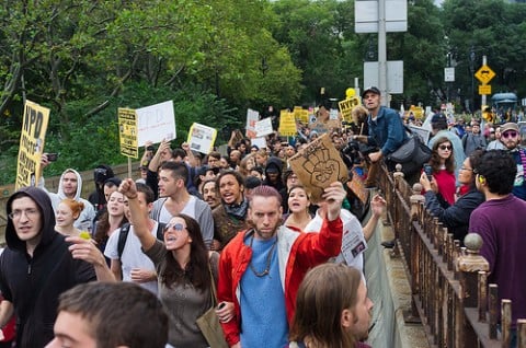 occupy wall street green bridge Lo sappiamo, non sarà uno di quegli anni da ricordare in futuro in positivo. Ma davvero in questo 2011 è proprio tutto da buttare? Ecco l'anno appena concluso in dieci momenti-simbolo