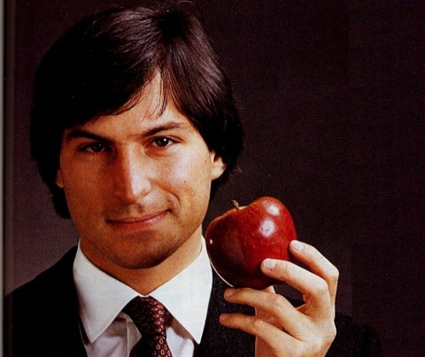 steve jobs Affamati e folli. Milioni di persone nel mondo rendono omaggio a Steve Jobs, scomparso ieri a soli 56 anni. Una straordinaria selezione di video per ricordarlo…