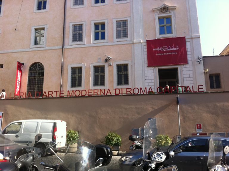 1 Galleria d’Arte Moderna di Roma Capitale La facciata Vi piace l'arte-arte? A Roma si inaugura oggi la Galleria d’Arte Moderna, ed è proprio un museo da non perdere. Intanto la gallery di Artribune...