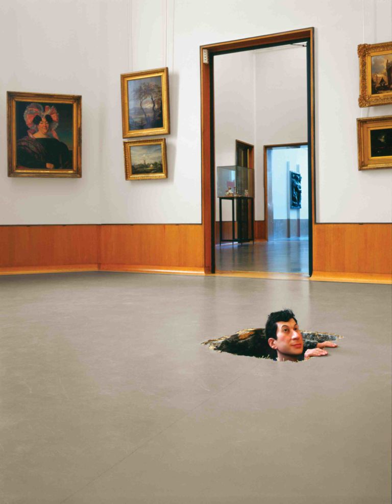 2001 Untitled floor Come Cattelan nessuno mai