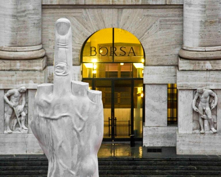 5 Maurizio Cattelan L.O.V.E. 2010 Piazza Affari Milano photo zeno zotti Come Cattelan nessuno mai