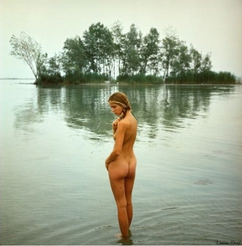 Armin Haab Anna dans le delta de la Maggia 1981 © Fotostiftung Schweiz Pro Litteris Courtesy Musée de l’Elysée Lausanne Pinault corsaro in Italia? Ed Armani risponde, tra l'altro, andando a fare passerella in Francia. Come main partner di Paris Photo.