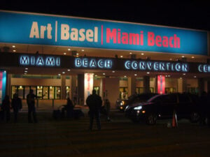 Stessa spiaggia, stesso mare (caraibico). Qualcuno debutta, qualcuno ritorna, qualcuno salta: ma sono comunque 11 le gallerie italiane pronte per Art Basel Miami Beach
