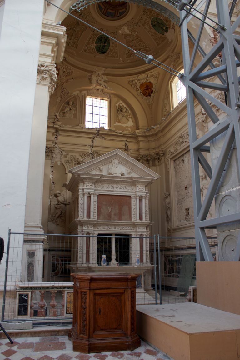 Basilica di Santa Maria di Collemaggio Restauri 8 Vi ricordate la Basilica di Collemaggio, il drammatico simbolo del sisma dell’Aquila? Sta rinascendo dai restauri, e ora si apre all’arte contemporanea