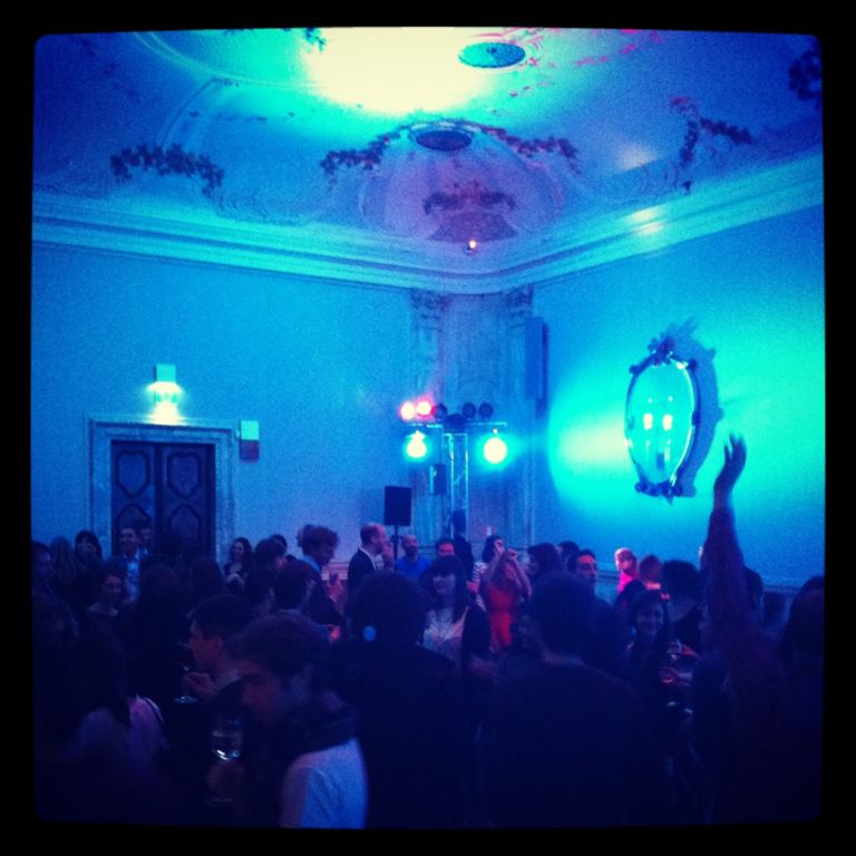 Biennale party a Ca’ Giustinian 4 E dopo il trionfo, si festeggia: Cà Giustinian si fa disco-bar per il Biennale-party con Curiger, Gioni, Bonami. Artribune fa il paparazzo…