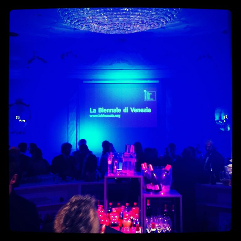 Biennale party a Ca’ Giustinian 5 E dopo il trionfo, si festeggia: Cà Giustinian si fa disco-bar per il Biennale-party con Curiger, Gioni, Bonami. Artribune fa il paparazzo…