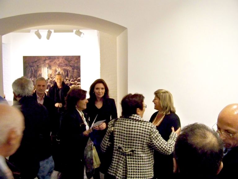Claudia Rogge accoglie il pubblico nella Galleria Verrengia Post-human destination. Scatti nell’aldilà