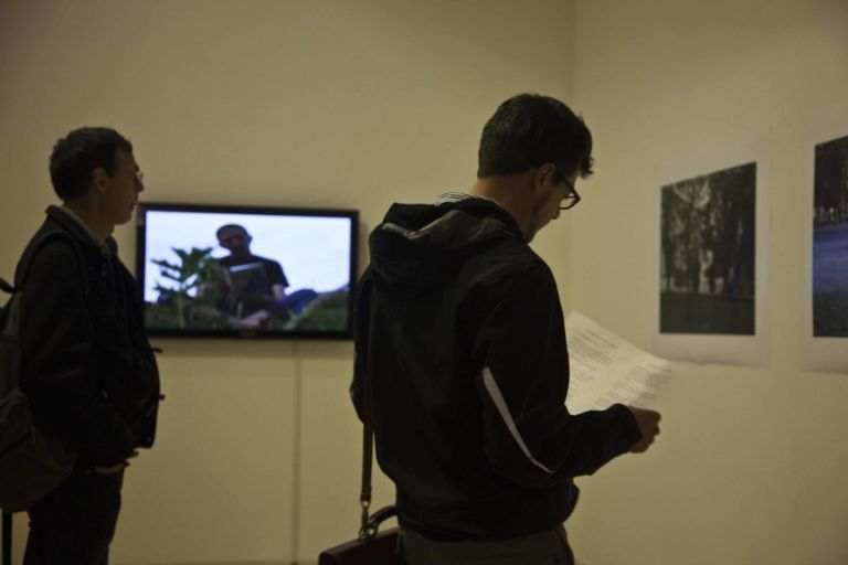 Foto di Ibro Hasanovic durante linaugurazione della mostra Stories. La Bosnia-Erzegovina si riprende un padiglione. Ma non alla Biennale