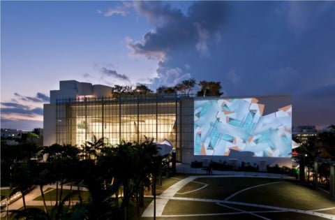 Il New World Center di Frank Gehry con la grande video wall foto archdaily.com Miami Updates: alla sera, si va all’auditorium di Frank Gehry. No, niente concerti, c’è il video-wall con Tracey Emin e Marilyn Minter