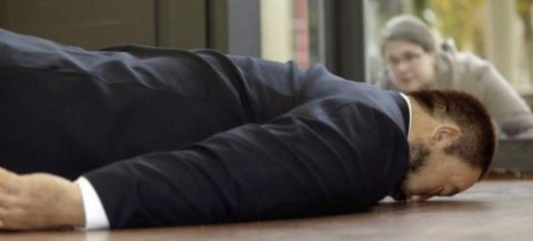 Il finto “cadavere” di Ai Weiwei foto deltaworld.org Pronto polizia? C’è un cadavere, è l’artista Ai Weiwei. Shock in Germania, ma si tratta solo di una scultura