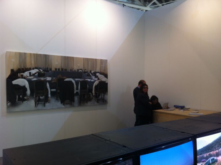 Lo stand de LaVeronica 3 Torino Updates: continua la fiera continuano i premi. Tra le gallerie new entries ha vinto LaVeronica. Corrado Gugliotta esulta grazie ad un tagliente tris di artisti