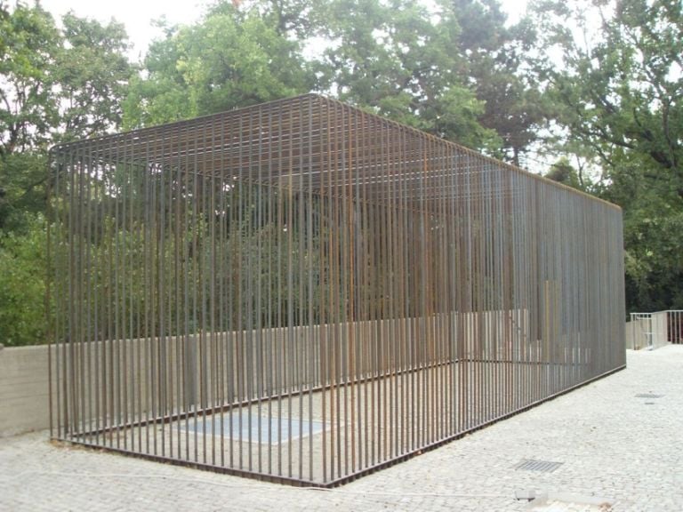 Lois Weinberger – Wild Cube – 1991 2011 – Belvedere Wien Rosso viennese. Inaugurata la 21er Haus, il nuovo museo dedicato al Ventunesimo Secolo, Artribune presente con foto e video