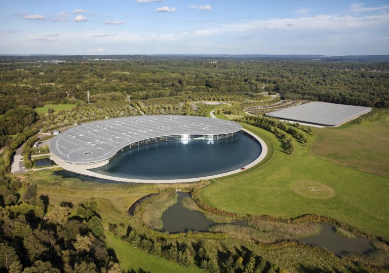 McLaren Production Centre Norman Foster + Partners By McLaren Per auto di classe, una casa di gran classe. E pure ecologica. Il miracolo di Foster + Partners si chiama McLaren Production Centre