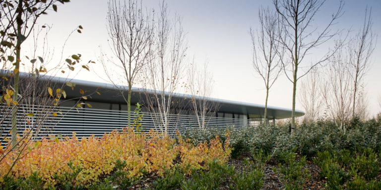 McLaren Production Centre Norman Foster + Partners By Nigel Young 1 Per auto di classe, una casa di gran classe. E pure ecologica. Il miracolo di Foster + Partners si chiama McLaren Production Centre