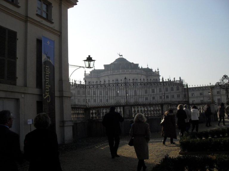 Palazzina di Caccia di Stupinigi 2 Insomma, che sfarzo questi Savoia. Riapre la Palazzina di Caccia di Stupinigi, e noi ve la facciamo vedere. Certo, che avventure per raggiungerla…