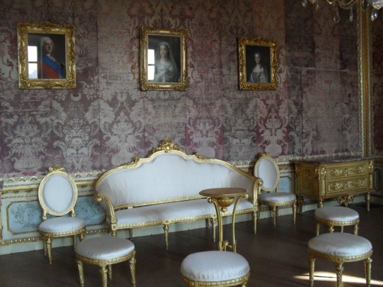 Palazzina di Caccia di Stupinigi 6 Insomma, che sfarzo questi Savoia. Riapre la Palazzina di Caccia di Stupinigi, e noi ve la facciamo vedere. Certo, che avventure per raggiungerla…