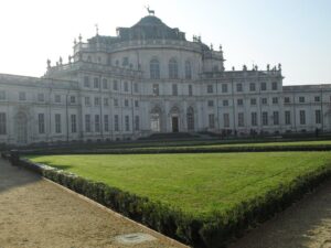 Insomma, che sfarzo questi Savoia. Riapre la Palazzina di Caccia di Stupinigi, e noi ve la facciamo vedere. Certo, che avventure per raggiungerla…