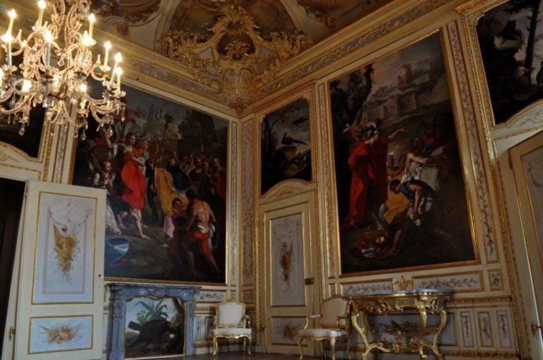 Palazzina di Caccia di Stupinigi ANTICAMERA Insomma, che sfarzo questi Savoia. Riapre la Palazzina di Caccia di Stupinigi, e noi ve la facciamo vedere. Certo, che avventure per raggiungerla…