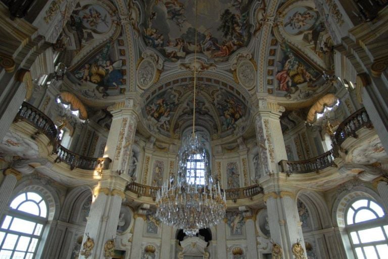 Palazzina di Caccia di Stupinigi SALONE CENTRALE Insomma, che sfarzo questi Savoia. Riapre la Palazzina di Caccia di Stupinigi, e noi ve la facciamo vedere. Certo, che avventure per raggiungerla…