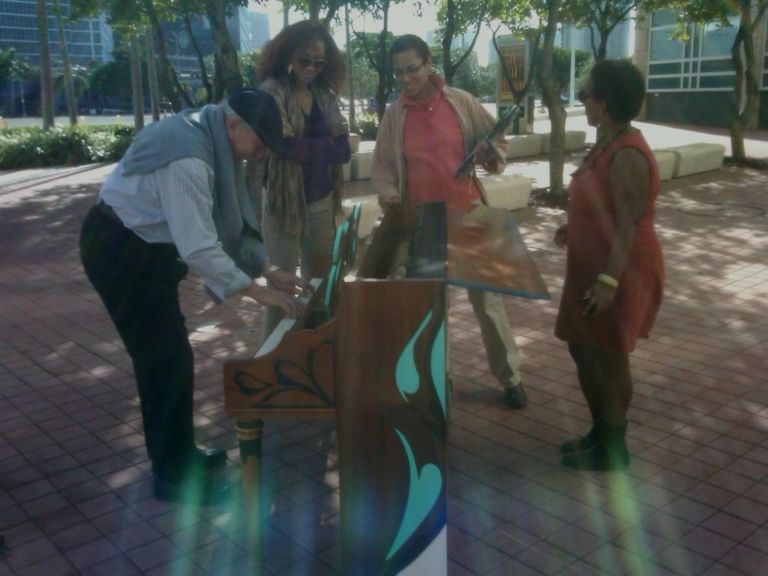 Pausa musicale ai giardini Miami Updates: come ti massacro uno Steinway. La città invasa da dieci pianoforti rivisitati dagli artisti, è il progetto benefico di arte pubblica Pop-Up Pianos Miami