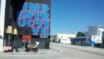 Piano colorato concerto improvvisato Miami Updates: come ti massacro uno Steinway. La città invasa da dieci pianoforti rivisitati dagli artisti, è il progetto benefico di arte pubblica Pop-Up Pianos Miami