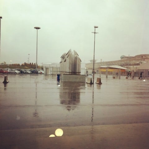 Piazzale Torino Updates: ma si può continuare a fare una fiera in sti posti desolati e dimenticati da dio? Nel piazzale del Lingotto neppure un minimo di segnaletica, solo vento e pozzanghere