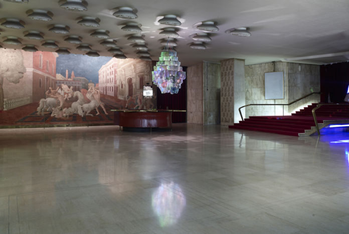 Pipilotti Rist - Cape Cod Chandelier, 2011, video installazione, allestimento al Cinema Manzoni, Milano (photo Marco De Scalzi, Courtesy l’artista e Hauser & Wirth)