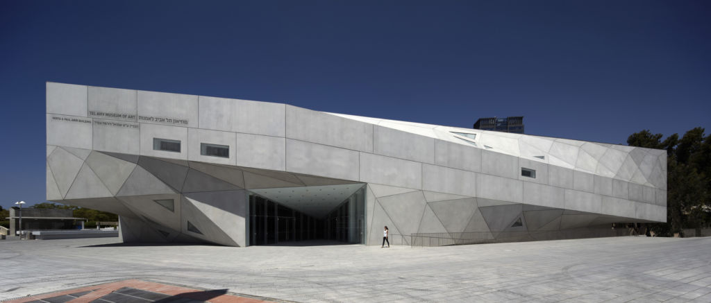 Un diamante incuneato nel centro di Tel Aviv. Ecco il foto tour del nuovo Museum of Modern Art di Preston Scott Cohen