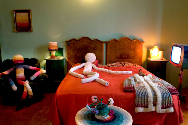 ROOM L’invasione dell’uncinetto. Una nota stilista innamorata del colore, una giovane creativa pazza del tricot… E a Milano è subito feeling