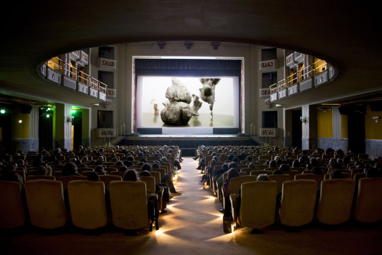 SDA 2011 la sala del cinema Odeon durante la proiezione di Urs Fischer di Iwan Schumacher Terza giornata a Firenze per Lo schermo dell’arte. Ecco i trailer dei film di oggi, e la fotocronaca di ieri al cinema Odeon…