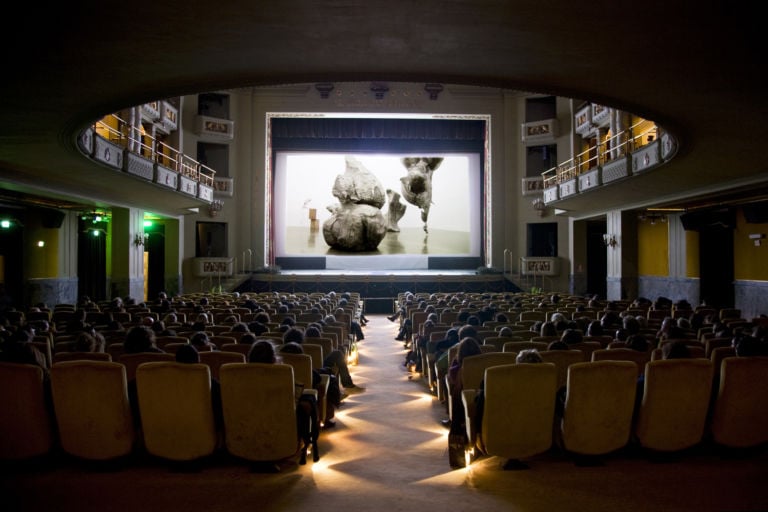 SDA 2011 la sala del cinema Odeon durante la proiezione di Urs Fischer di Iwan Schumacher Terza giornata a Firenze per Lo schermo dell’arte. Ecco i trailer dei film di oggi, e la fotocronaca di ieri al cinema Odeon…