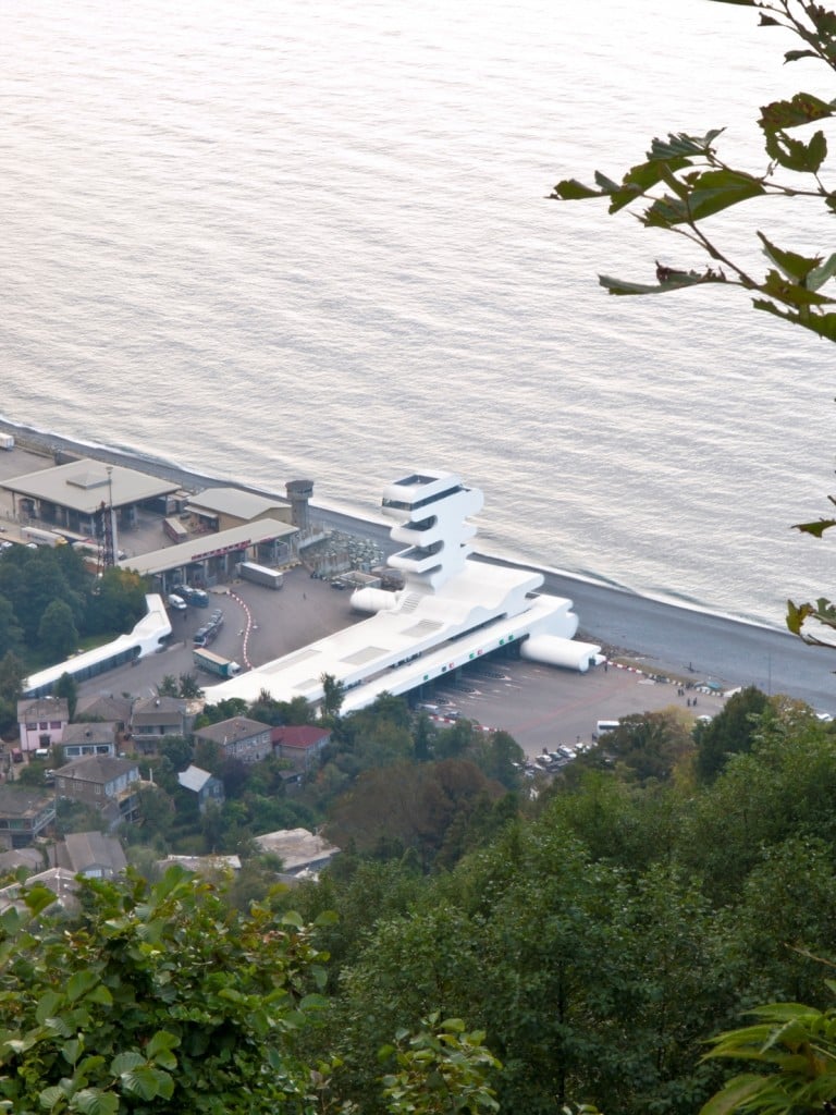 Sarpi Border Checkpoint J. MAYER H. Architects 01 Photo by Jesko Johnsson Zahn Georgia on My Mind. Punta verso Est l’estro visionario dell’architetto berlinese Jürgen Mayer, ecco le immagini del nuovo Sarpi Border Checkpoint