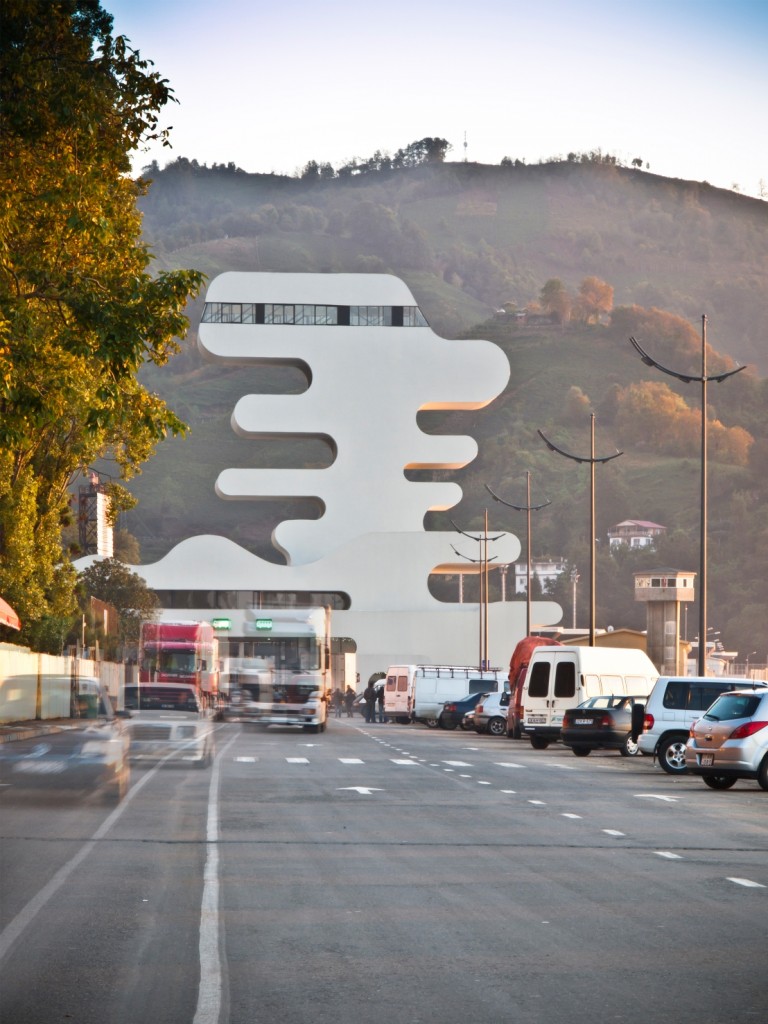 Sarpi Border Checkpoint J. MAYER H. Architects 06 Photo by Jesko Johnsson Zahn Georgia on My Mind. Punta verso Est l’estro visionario dell’architetto berlinese Jürgen Mayer, ecco le immagini del nuovo Sarpi Border Checkpoint