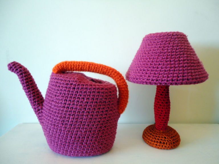 annaffiatoiolampada L’invasione dell’uncinetto. Una nota stilista innamorata del colore, una giovane creativa pazza del tricot… E a Milano è subito feeling