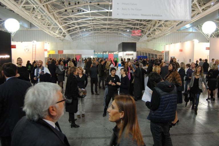 artissima2011 33 Torino Updates: non era ancora aperta ed era già una megagallery. Tutta Artissima in (oltre) trenta foto. Un istante prima di inaugurare