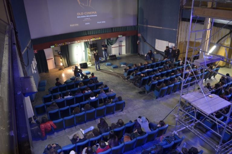 assemblea arcobaleno Occupy Bologna. La dotta tornerà underground? Intanto parte il braccio di ferro tra gli attivisti e l’amministrazione comunale che ordina gli sgomberi degli spazi occupati