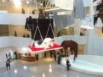 cattelan ny18 Tutto Cattelan “steso” al Guggenheim. Il Maurizio nazionale celebrato a New York con una grande (l’ultima?) mostra antologica. E Artribune ve la fa vedere subito subito…