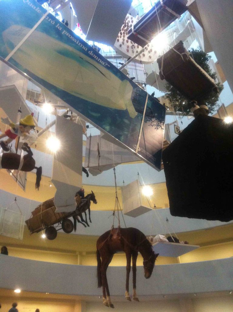 cattelan ny5 Tutto Cattelan “steso” al Guggenheim. Il Maurizio nazionale celebrato a New York con una grande (l’ultima?) mostra antologica. E Artribune ve la fa vedere subito subito…