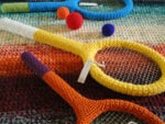 racchette L’invasione dell’uncinetto. Una nota stilista innamorata del colore, una giovane creativa pazza del tricot… E a Milano è subito feeling